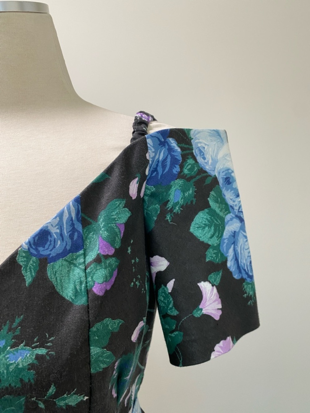 Vintage Expo Black Floral Off-Shoulder Dress with Puffed Sleeves - Picture 6 of 15